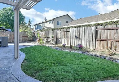 63 Guise Way in Brentwood, CA - Foto de edificio