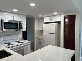 10651 SW 108th Ave, Unit 3K in Miami, FL - Building Photo