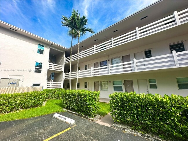 700 Layne Blvd in Hallandale Beach, FL - Building Photo - Building Photo