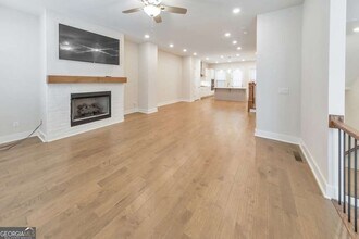 413 Bishop Ln in Woodstock, GA - Foto de edificio - Building Photo