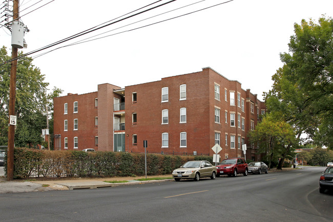 Lindell Plaza Apartments in St. Louis, MO - Building Photo - Building Photo