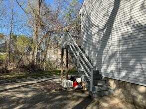 85 Center St, Unit 1 in Burlington, MA - Foto de edificio - Building Photo