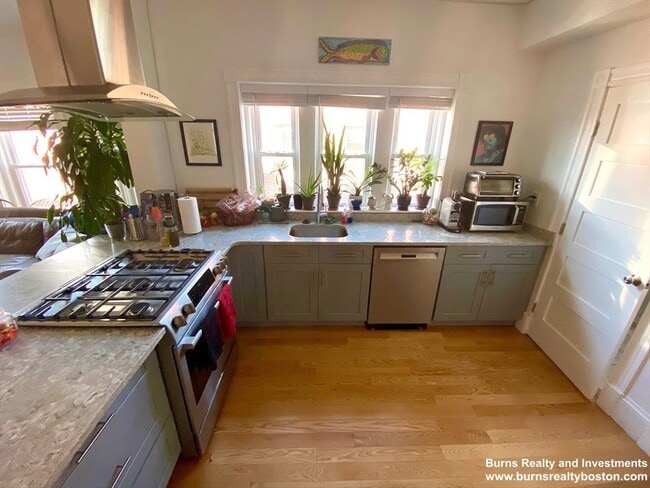 8 Cherry St, Unit 2 in Somerville, MA - Foto de edificio - Building Photo