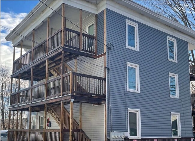 6 York St, Unit # 2 in Augusta, ME - Foto de edificio - Building Photo