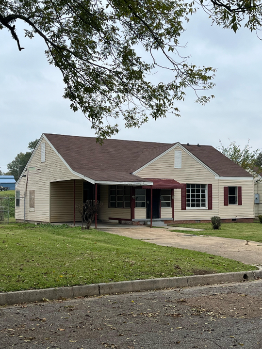 1942 Central St in Jackson, MS - Building Photo