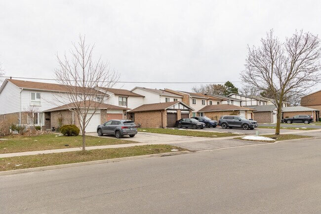 141-177 Malvern Av in Toronto, ON - Building Photo - Building Photo