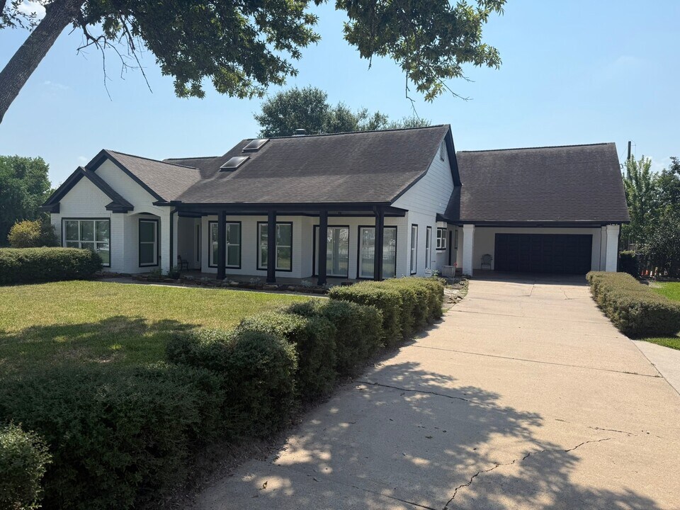 16711 Huffmeister Rd in Cypress, TX - Building Photo