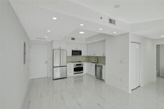 90 SW 3rd St, Unit 1602 in Miami, FL - Building Photo - Building Photo