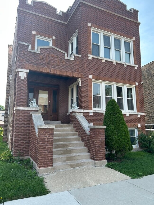 2237 Elmwood Ave