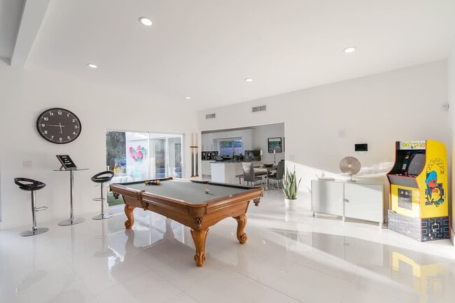 20010 Highland Lakes Blvd in North Miami Beach, FL - Building Photo - Building Photo