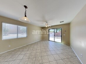 641 W Flaming Arrow Dr in Green Valley, AZ - Foto de edificio - Building Photo