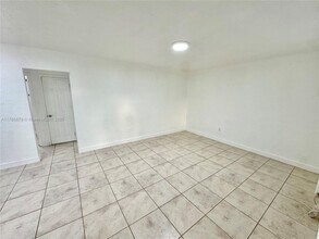 550 SW 10th St in Miami, FL - Building Photo - Building Photo