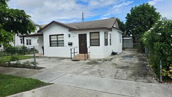 421 Ardmore Rd in West Palm Beach, FL - Building Photo
