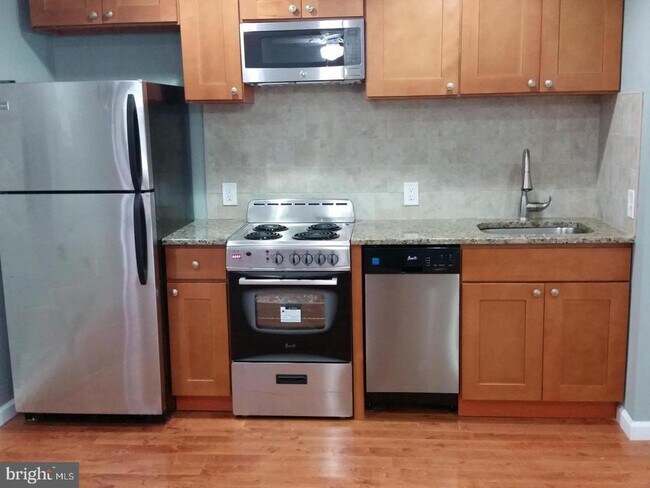 337 Christian St in Philadelphia, PA - Building Photo - Building Photo