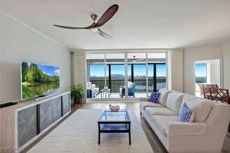 425 Cove Tower Dr in Naples, FL - Building Photo - Building Photo