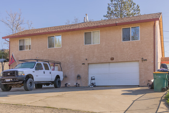 1001 Elizabeth Ln in El Dorado, CA - Foto de edificio - Building Photo