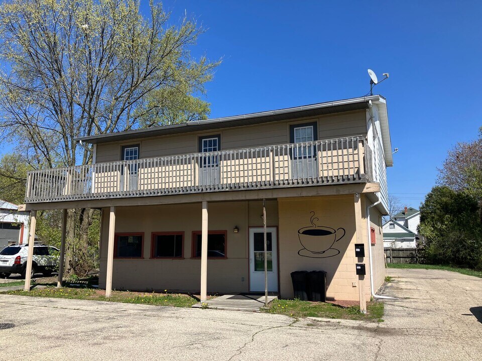 337 S 8th St in Delavan, WI - Foto de edificio