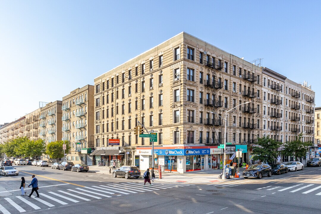 2500 Adam C Powell Blvd in New York, NY - Foto de edificio