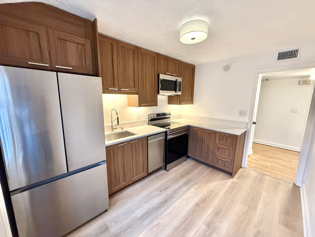 4950 N Port Washington Rd, Unit 3 in Glendale, WI - Building Photo - Building Photo