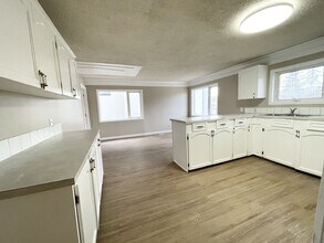 4324 Bowness Rd NW in Calgary, AB - Building Photo - Building Photo