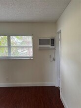 5156 NE 6th Ave in Oakland Park, FL - Foto de edificio - Building Photo