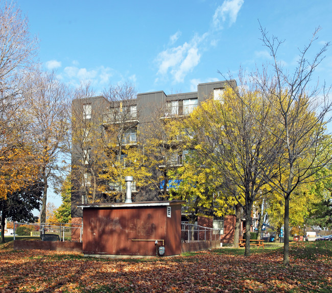 Bluewater Park in Whitby, ON - Building Photo - Building Photo