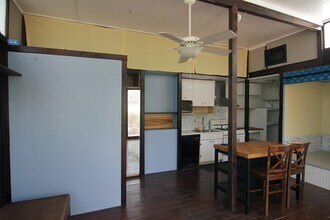 1045 Rosemont St, Unit Charming Casita in Austin, TX - Foto de edificio - Building Photo