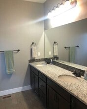 100 NE Oakview Dr in Estacada, OR - Building Photo - Building Photo