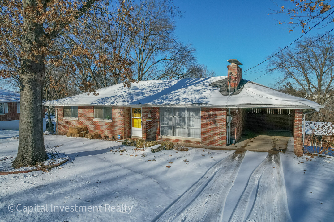 1201 Jobe Dr in Jefferson City, MO - Building Photo