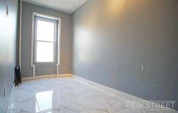 Gates Avenue, Unit 1 in Brooklyn, NY - Foto de edificio - Building Photo