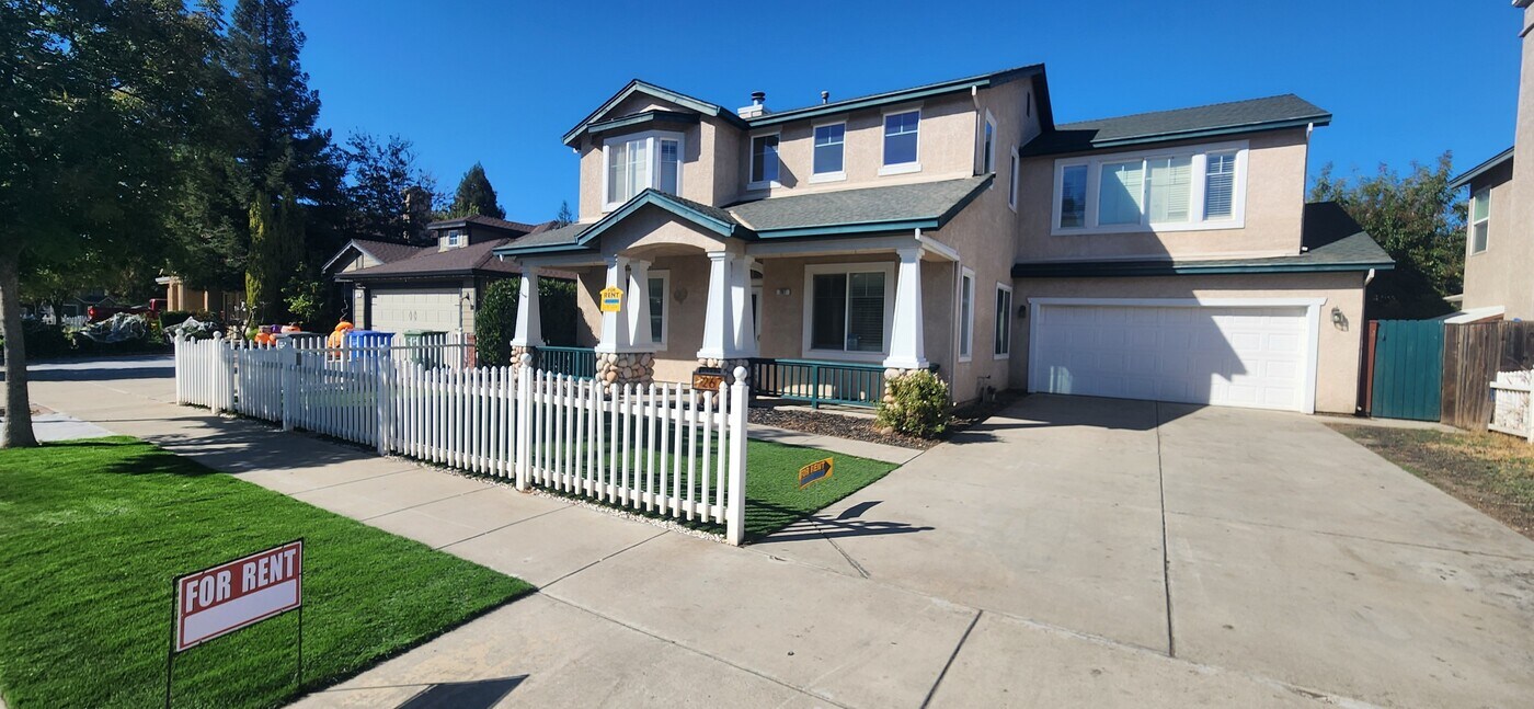 267 W Springer Dr in Turlock, CA - Foto de edificio