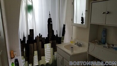34 Darling St, Unit 2 in Roxbury Crossing, MA - Foto de edificio - Building Photo