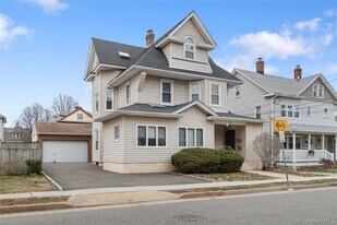 172 Harrison Ave in Mineola, NY - Building Photo