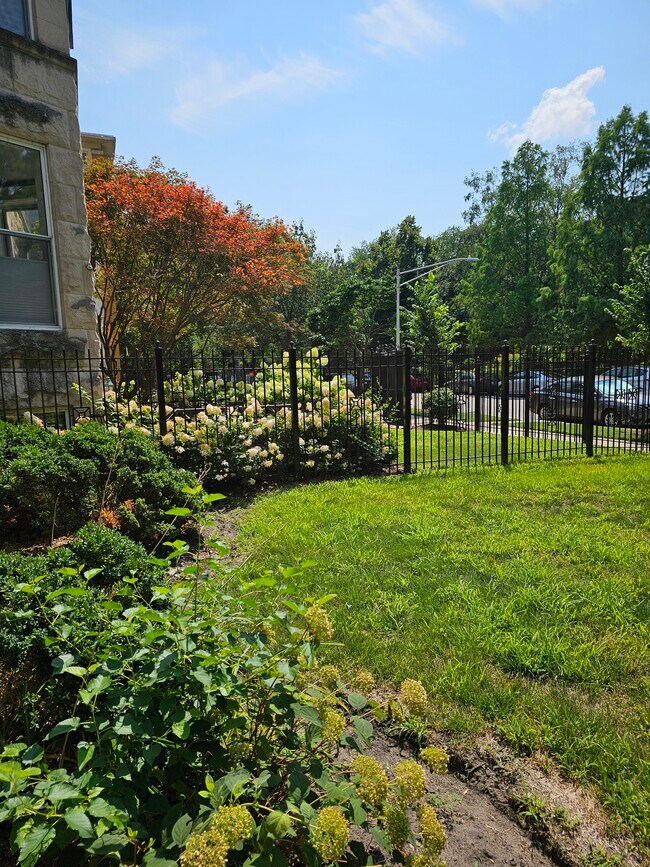 4725 N Beacon St, Unit 4735-205 in Chicago, IL - Building Photo - Building Photo