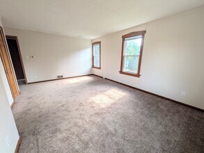 118 Harding Ave, Unit Second Floor in Fox River Grove, IL - Foto de edificio - Building Photo