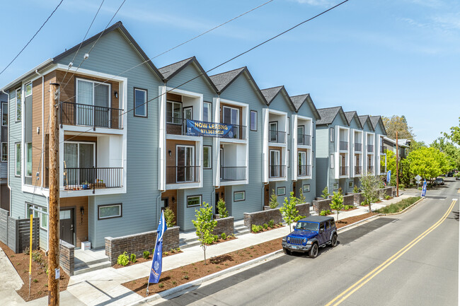 Steeple Townhomes in Portland, OR - Foto de edificio - Building Photo