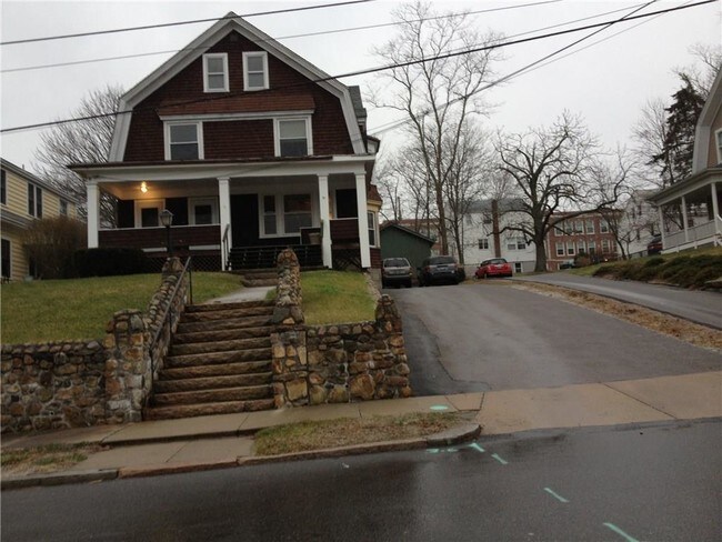 51 Summer St in Westerly, RI - Foto de edificio - Building Photo