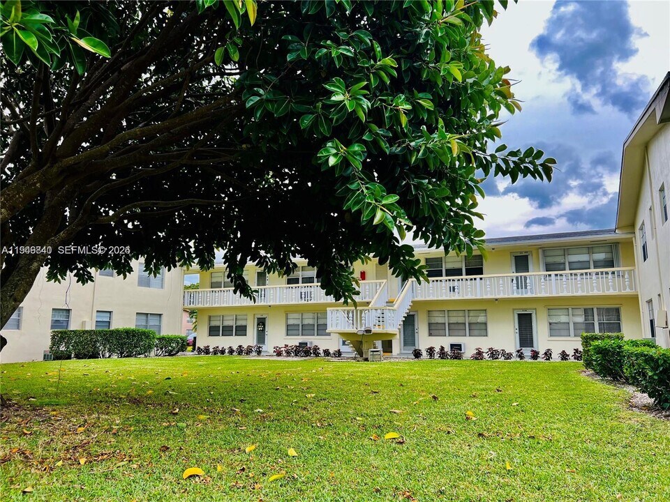 316 Camden M in West Palm Beach, FL - Foto de edificio