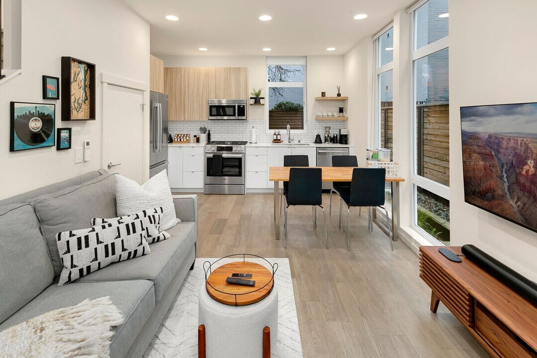 233 14th Ave E in Seattle, WA - Building Photo