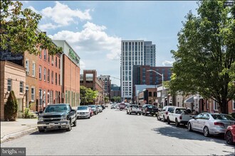 1419 Bank St, Unit #2 Loft Vaulted Ceiling in Baltimore, MD - Foto de edificio - Building Photo