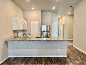 2121 N Avenue J in Lubbock, TX - Foto de edificio - Building Photo