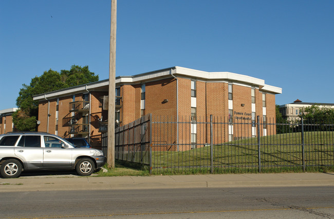 Damen Court Apartments in Chicago, IL - Foto de edificio - Building Photo