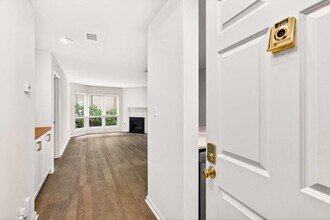 244 13th St NE-Unit -105 in Atlanta, GA - Building Photo - Building Photo