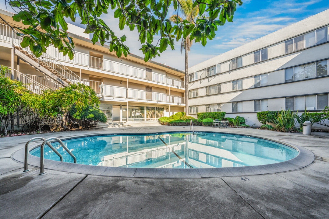 Americana Apartments in Berkeley, CA - Foto de edificio