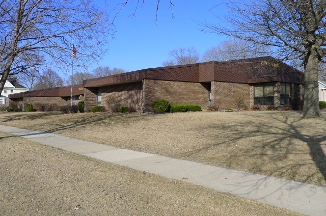 302 N Grand Ave in Charles City, IA - Foto de edificio - Building Photo