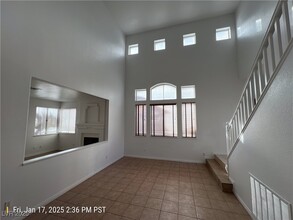 9401 Summer Rain Dr in Las Vegas, NV - Building Photo - Building Photo