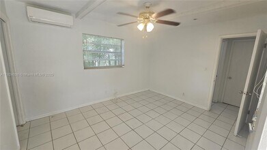 808 NE 10th St in Hallandale Beach, FL - Foto de edificio - Building Photo