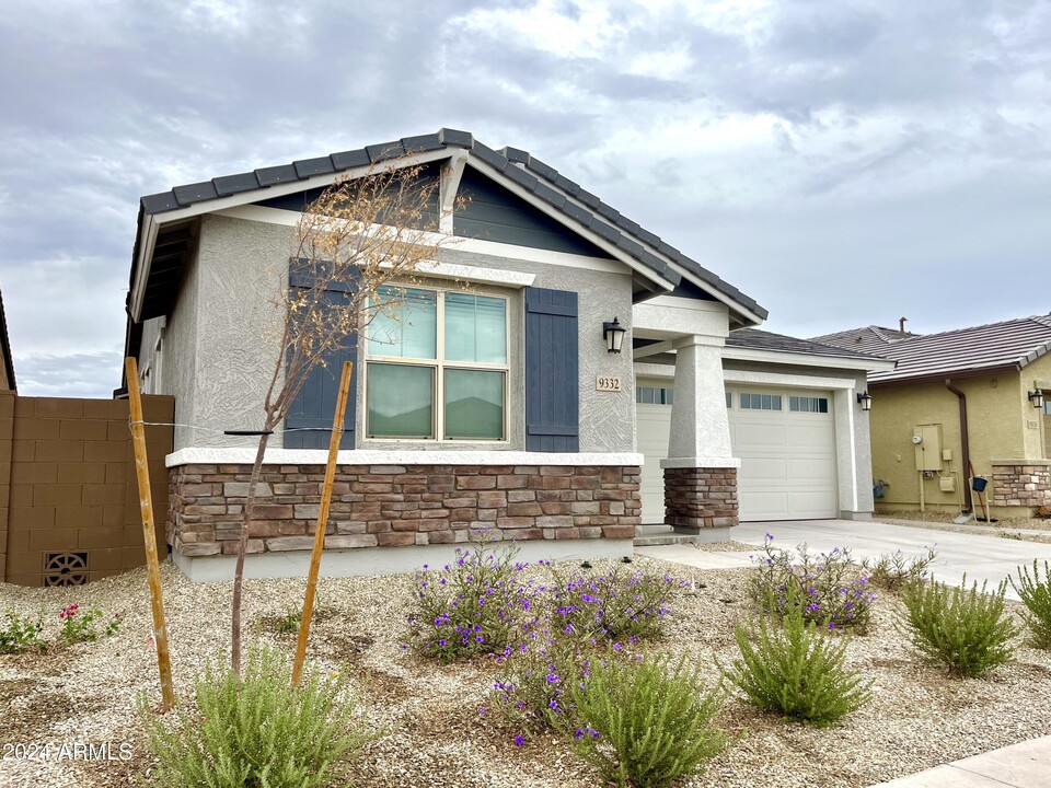 9332 W Encinas Ln in Tolleson, AZ - Foto de edificio