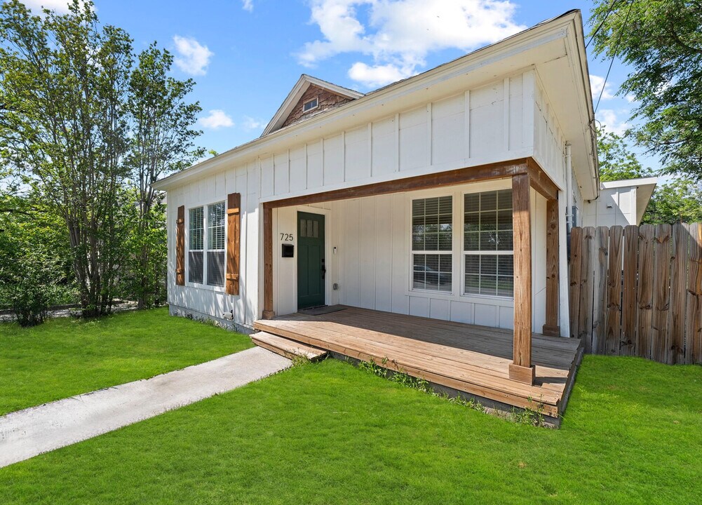 725 Westfall Ave in San Antonio, TX - Building Photo