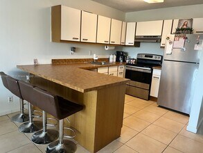 8005 Lake Dr in Doral, FL - Building Photo - Building Photo